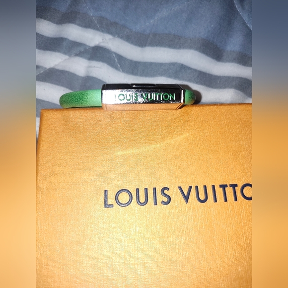 Louis Vuitton Clip It Bracelet - Picture 3 of 12